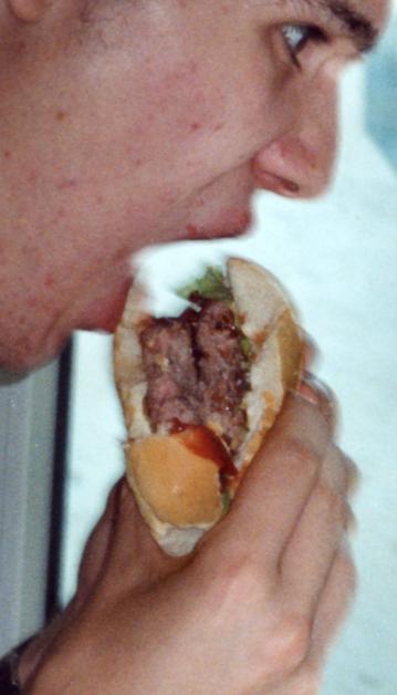 AE_6_02a.jpg - Close-up of the brigadista eating a 'Las-Ramplas' burger from the prevois photo