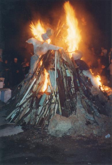 AE_7_11.jpg - A new years bonfinre where effigies of George Bush and Bill Clinton are burned