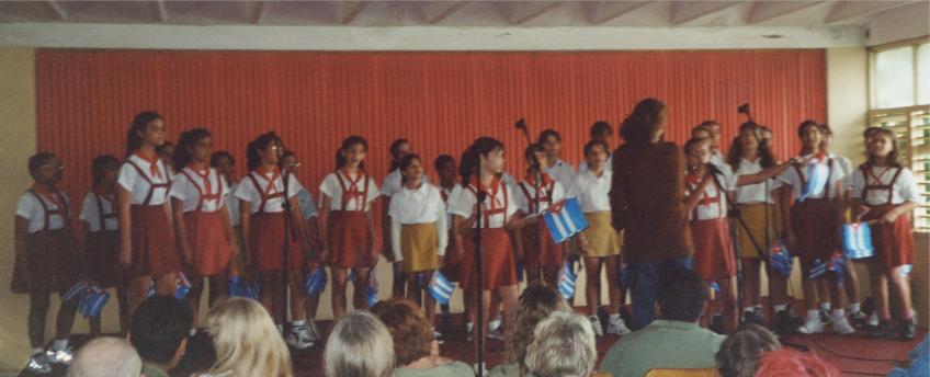 AE_7_35.jpg - Schoolkids from Santa Clara Art-School singing
